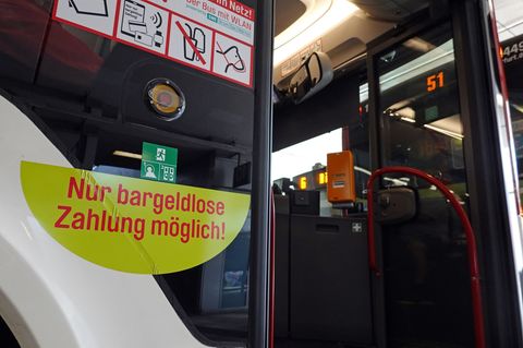 Die Kassensysteme in den Bussen der Erfurter Verkehrsbetriebe wurden komplett auf bargeldlose Alternativen umgestellt. (Archivbi