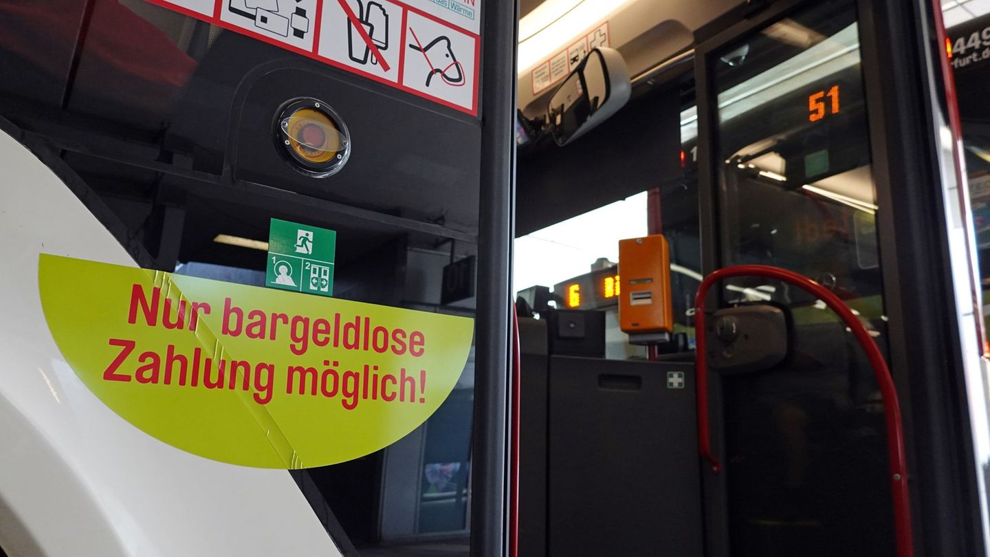 Die Kassensysteme in den Bussen der Erfurter Verkehrsbetriebe wurden komplett auf bargeldlose Alternativen umgestellt. (Archivbi