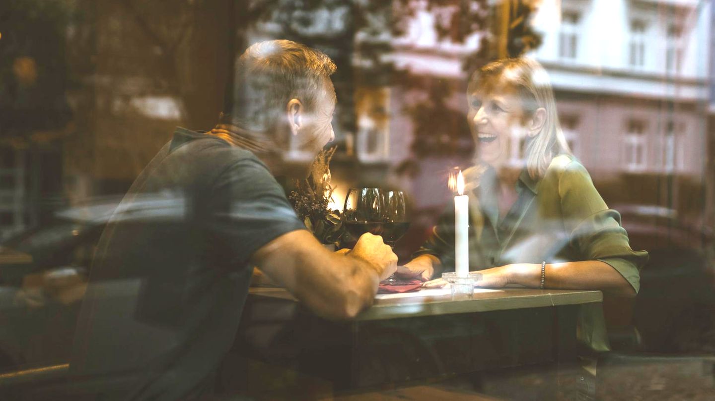 Restaurantbesuch: Ein paar Sitzt an einem Tisch mit Kerze