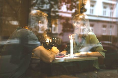 Restaurantbesuch: Ein paar Sitzt an einem Tisch mit Kerze