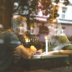 Restaurantbesuch: Ein paar Sitzt an einem Tisch mit Kerze