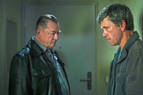 Henry Koitzsch (Peter Kurth, l.) und Michael Lehmann (Peter Schneider) fühlen sich in "Polizeiruf 110: Der Wanderer zieht von