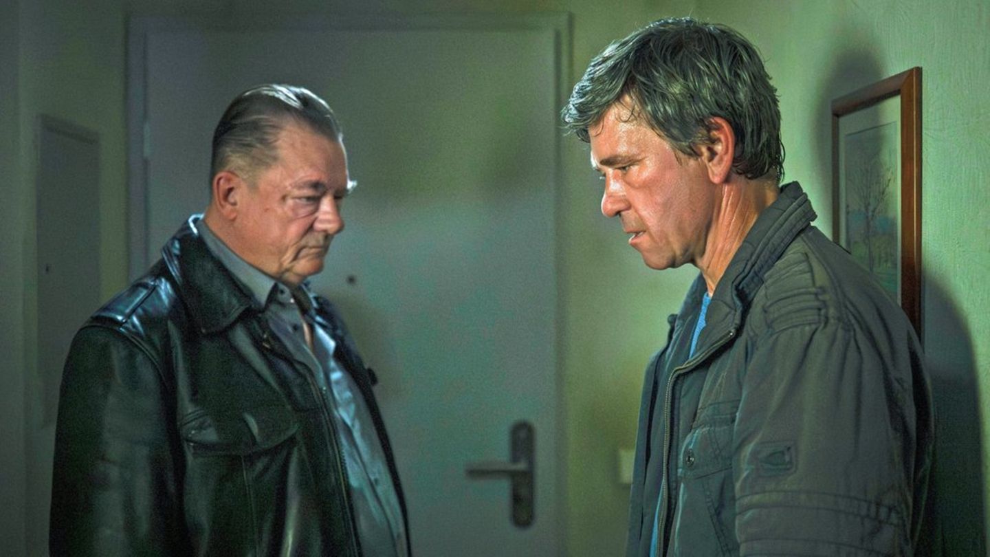 Henry Koitzsch (Peter Kurth, l.) und Michael Lehmann (Peter Schneider) fühlen sich in "Polizeiruf 110: Der Wanderer zieht von
