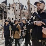 Annalena Baerbock besucht die ukrainische Kleinstadt Irpin