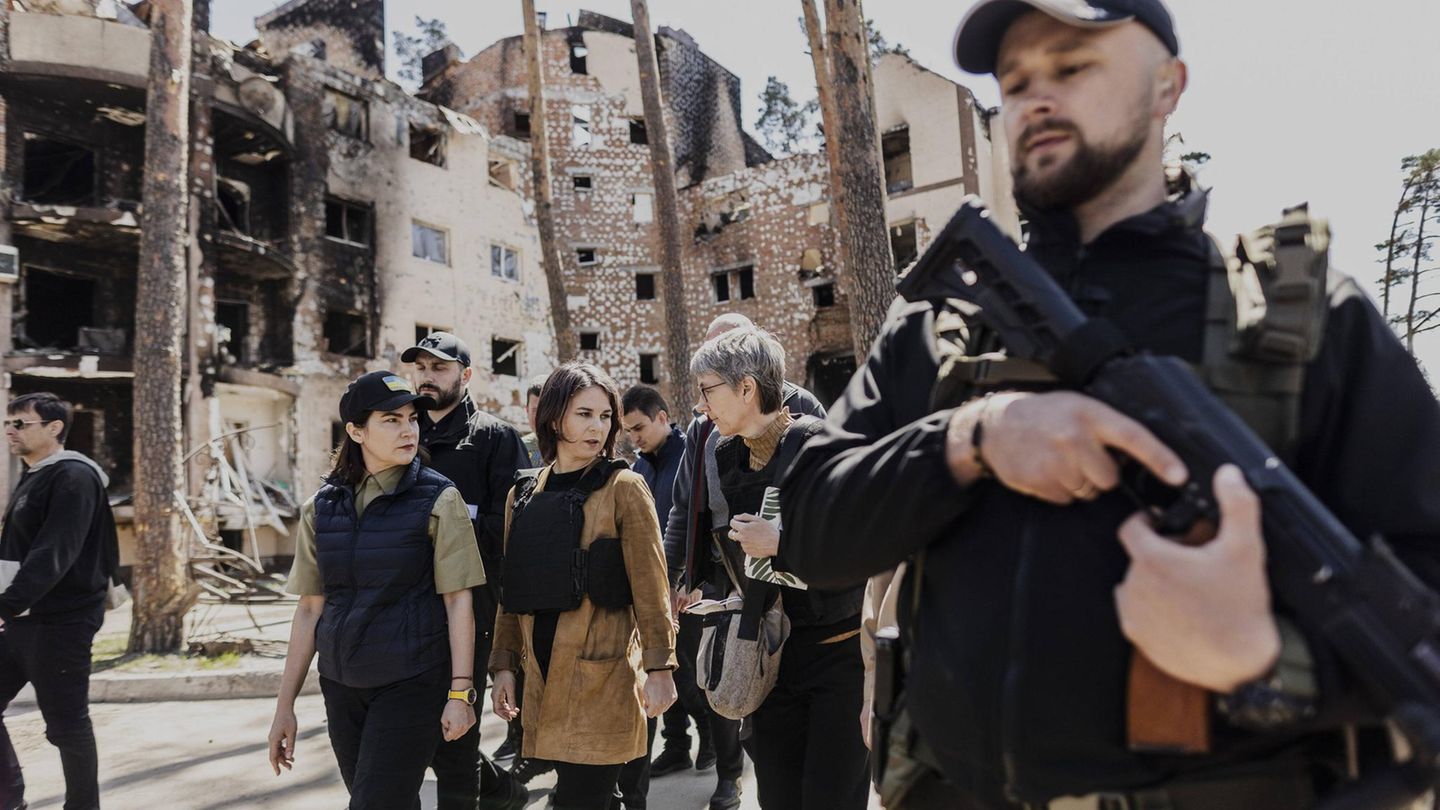 Annalena Baerbock besucht die ukrainische Kleinstadt Irpin