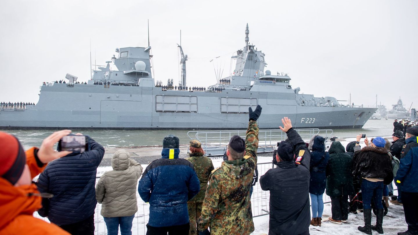 Rund 180 Soldatinnen und Soldaten sind an Bord der Fregatte für den Auslandseinsatz. Foto: Hauke-Christian Dittrich/dpa