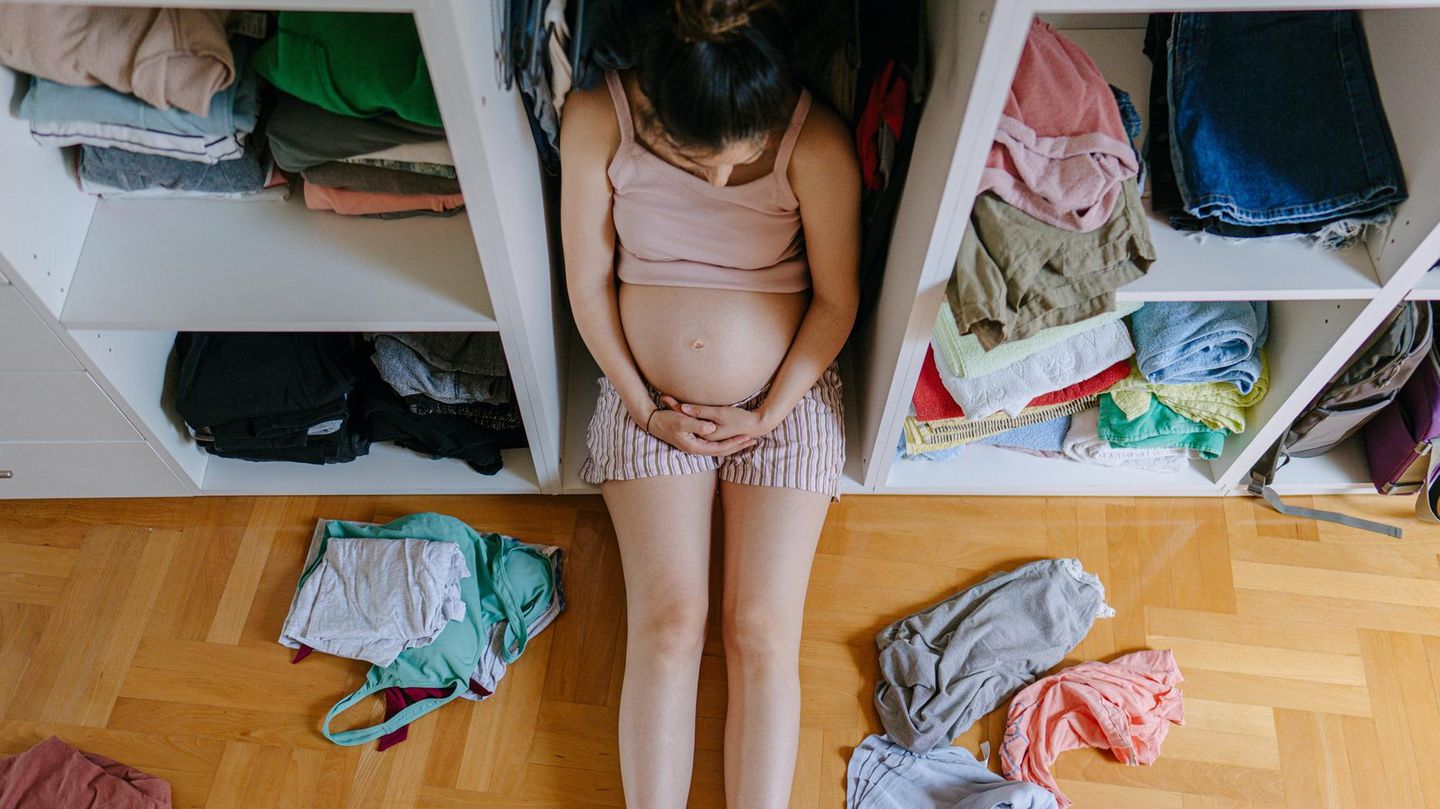 ADHS: eine schwangere Frau hockt auf dem Boden