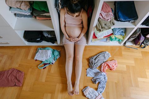 ADHS: eine schwangere Frau hockt auf dem Boden