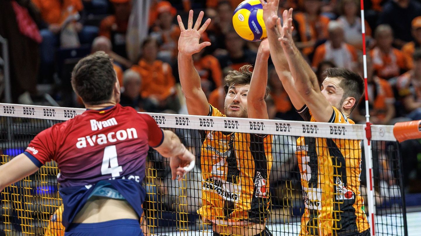 Matthew Knigge und Moritz Reichert konnten die Niederlage der BR Volleys nicht verhindern. (Archivbild) Foto: Andreas Gora/dpa