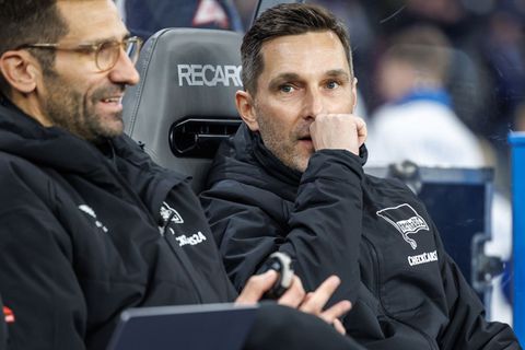 Andre Mijatovic (l) wird Hertha-Trainer Stefan Leitl im Spiel gegen Hannover 96 vertreten. (Archivbild) Foto: Andreas Gora/dpa