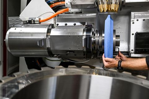 Deutschlands Maschinenbauer hoffen 2026 auf ein Ende der Flaute. (Symbolbild) Foto: Jens Kalaene/dpa