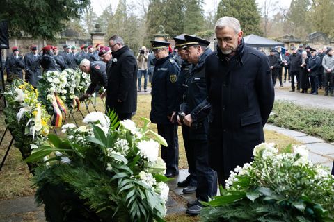 Armin Schuster (CDU), Innenminister von Sachsen, nahm an der Gedenkveranstaltung auf dem Dresdner Nordfriedhof teil. Foto: Sebas