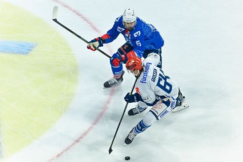 Schwenningens Stürmer Boaz Bassen (vorn) bleibt seinem Heimatclub treu. Foto: Uwe Anspach/dpa