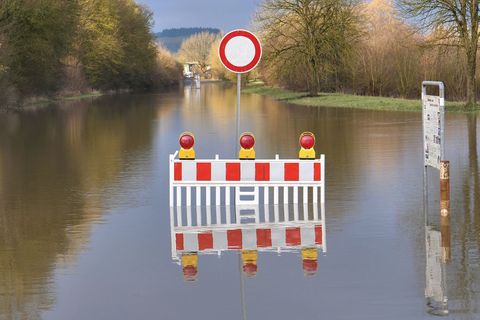 Mancherorts wurden durch Hochwasser Straßen überflutet wie hier in Heuchelheim. Foto: Thomas Naumann/dpa