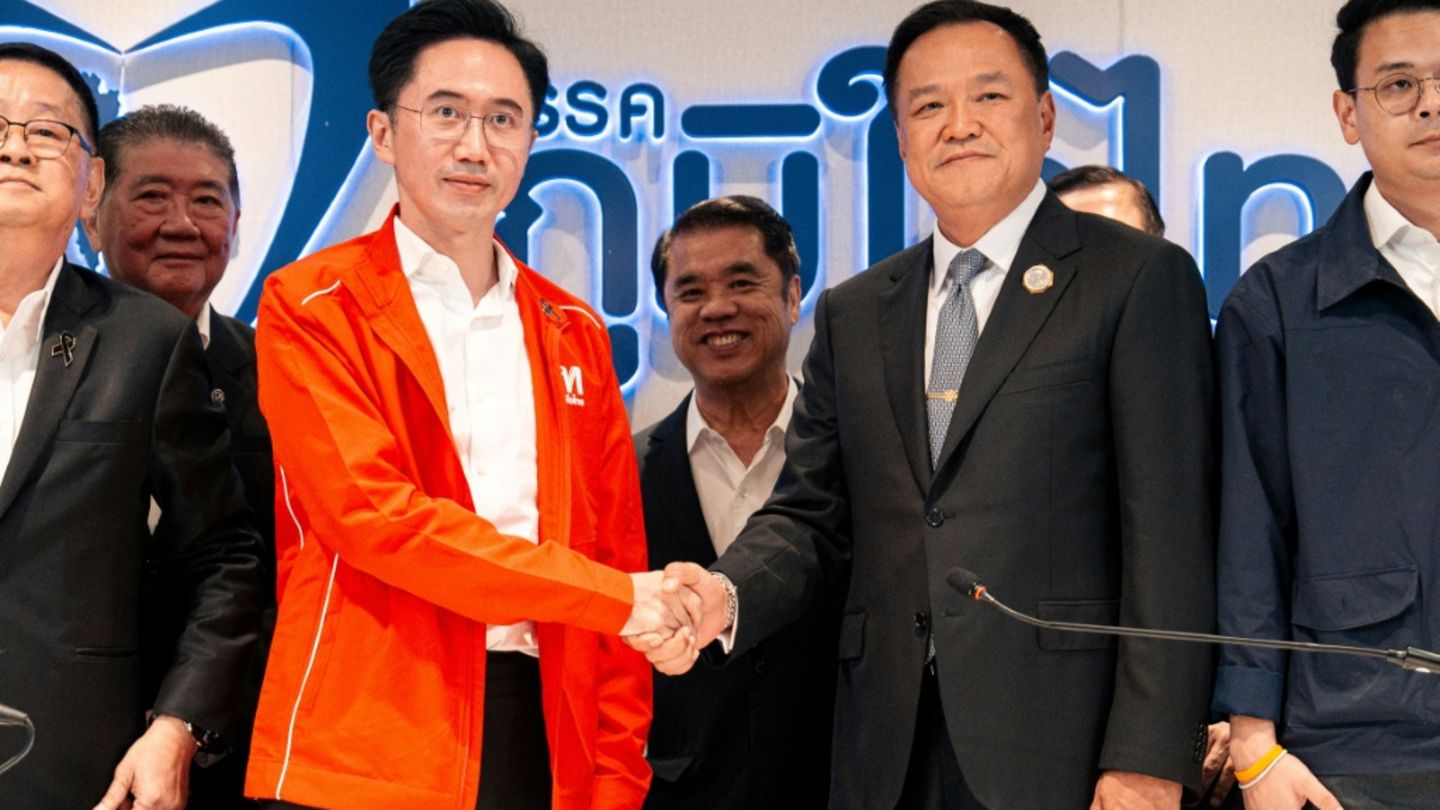 Anutin Charnvirakul (r) und Yodchanan Wongsawat (l)