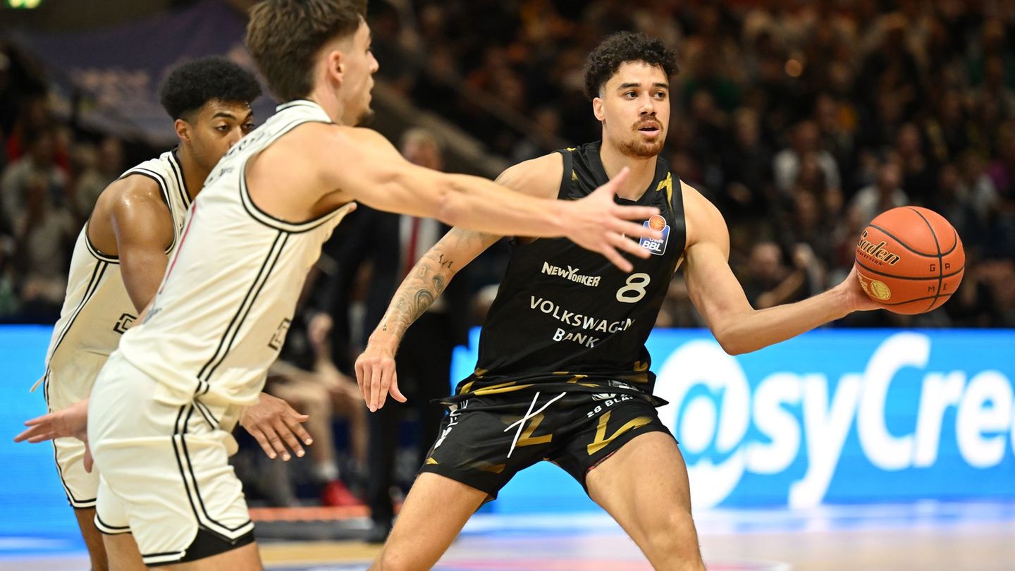 Joshua Obiesie und die Braunschweiger Basketballer haben einen neuen Coach. (Archivbild) Foto: Swen Pförtner/dpa