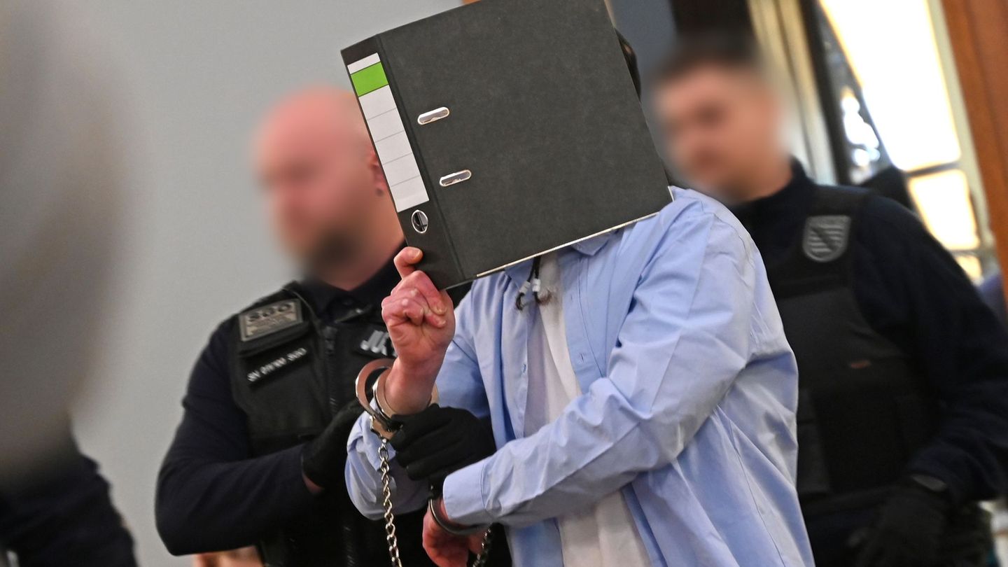 Die Staatsanwaltschaft wirft dem Angeklagten Mord und versuchten Mord in Tateinheit mit schwerer Misshandlung von Schutzbefohlen