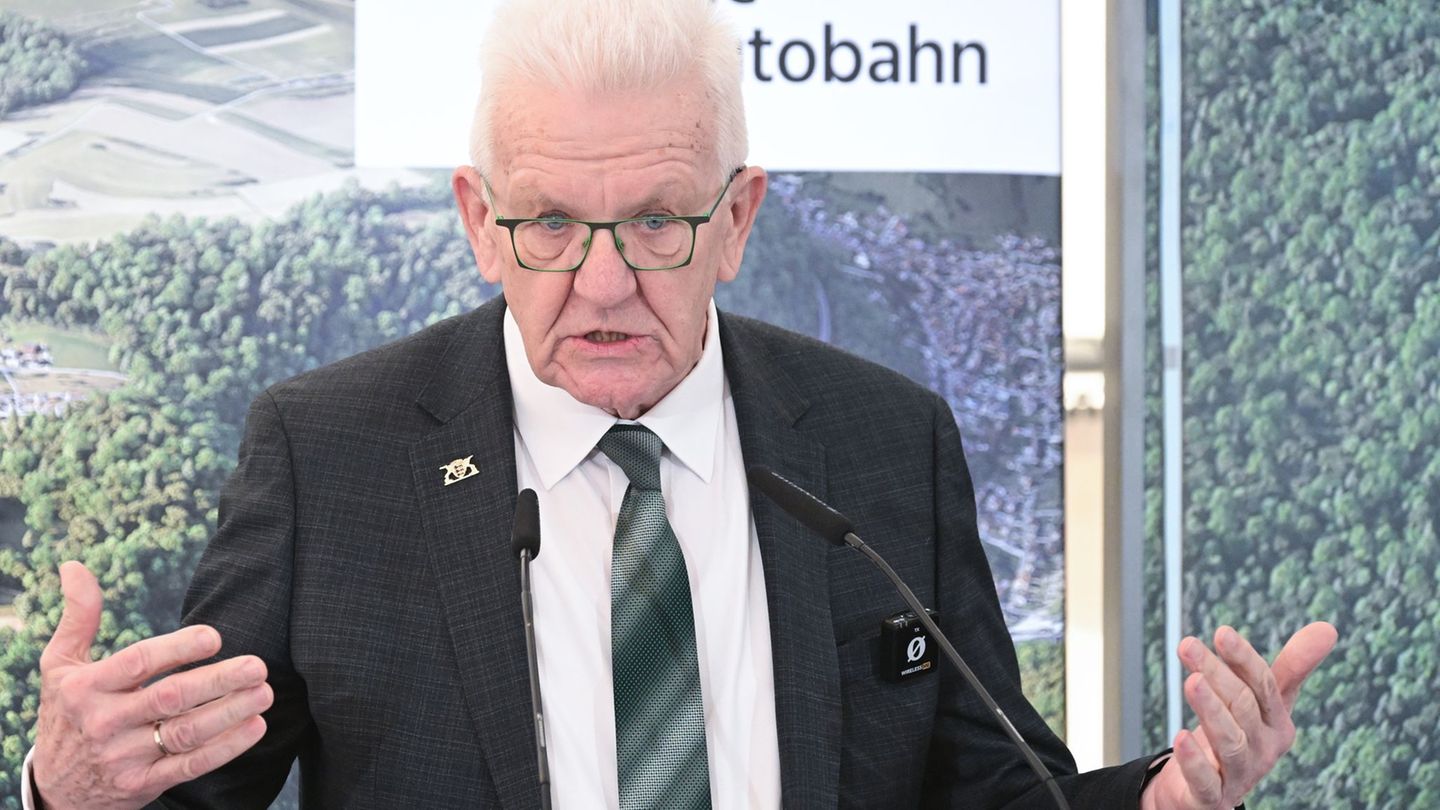 Ministerpräsident Winfried Kretschmann sieht sich später im Rollator. Foto: Bernd Weißbrod/dpa