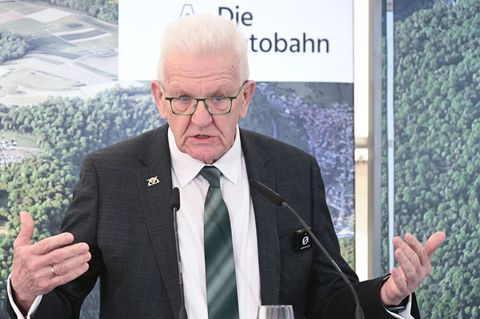 Ministerpräsident Winfried Kretschmann sieht sich später im Rollator. Foto: Bernd Weißbrod/dpa