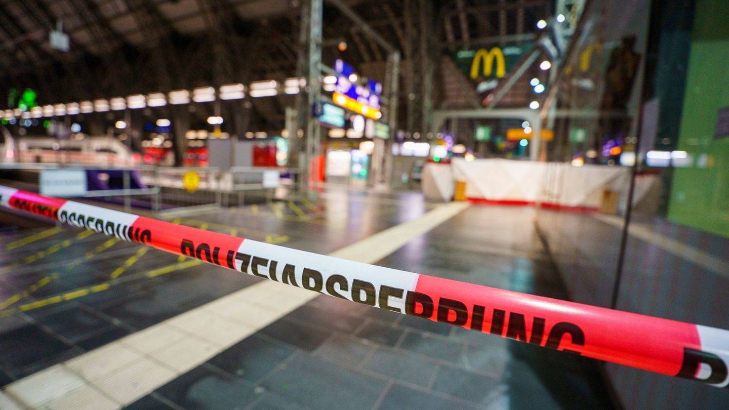 Nach der Tötung eines Mannes im Hauptbahnhof sind nun acht Männer angeklagt. Foto: Andreas Arnold/dpa
