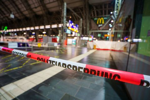 Nach der Tötung eines Mannes im Hauptbahnhof sind nun acht Männer angeklagt. Foto: Andreas Arnold/dpa