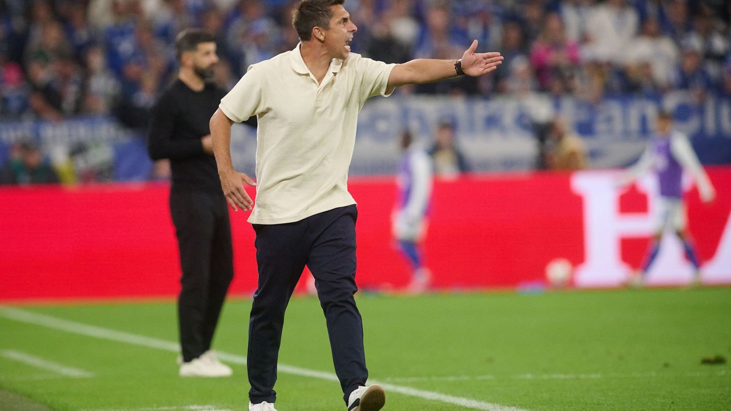 Unter Druck: Holstein Kiels Trainer Marcel Rapp beim Hinspiel gegen Schalke 04. Foto: Bernd Thissen/dpa