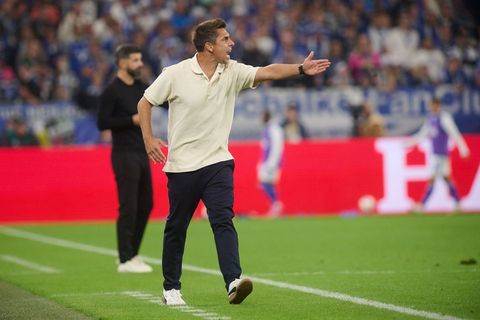 Unter Druck: Holstein Kiels Trainer Marcel Rapp beim Hinspiel gegen Schalke 04. Foto: Bernd Thissen/dpa
