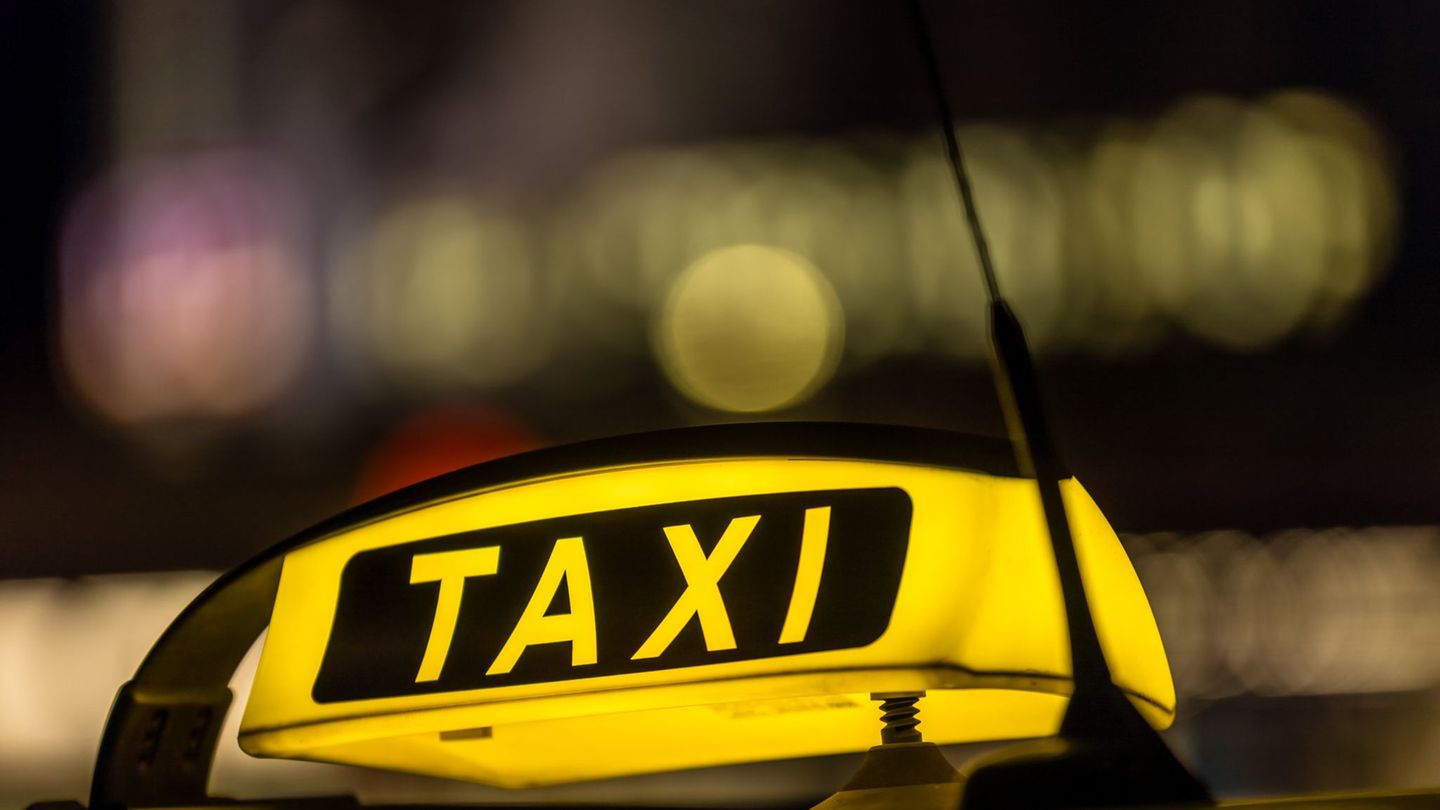 Bei einem Streit über die Bezahlung einer Taxifahrt wurde ein Mann handgreiflich. (Symbolbild) Foto: Frank Hammerschmidt/dpa