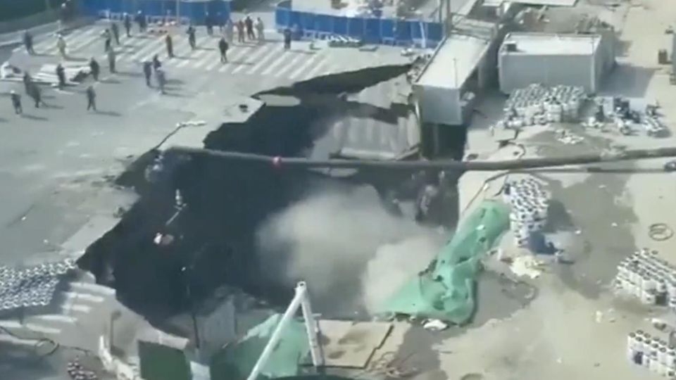 Ein Erdloch auf einer Kreuzung in Shanghai.