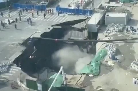 Ein Erdloch auf einer Kreuzung in Shanghai.