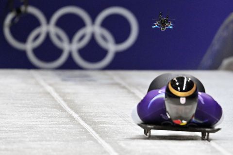 Drohne im Eiskanal: Bei diesen Winterspielen setzen die Verantwortlichen auf spektakuläre Bilder. Foto: Robert Michael/dpa