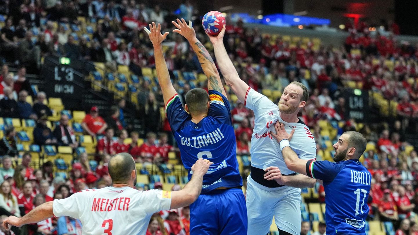 Der Schweizer Nationalspieler Lenny Rubin (2.v.r) Anfang 2025 im WM-Spiel der Eidgenossen gegen Italien. Foto: Soeren Stache/dpa