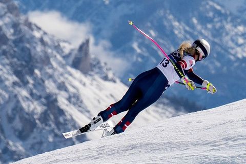 Lindsey Vonn im Moment des Sturzes bei der Damen-Abfahrt der Olympischen Winterspiele 2026.