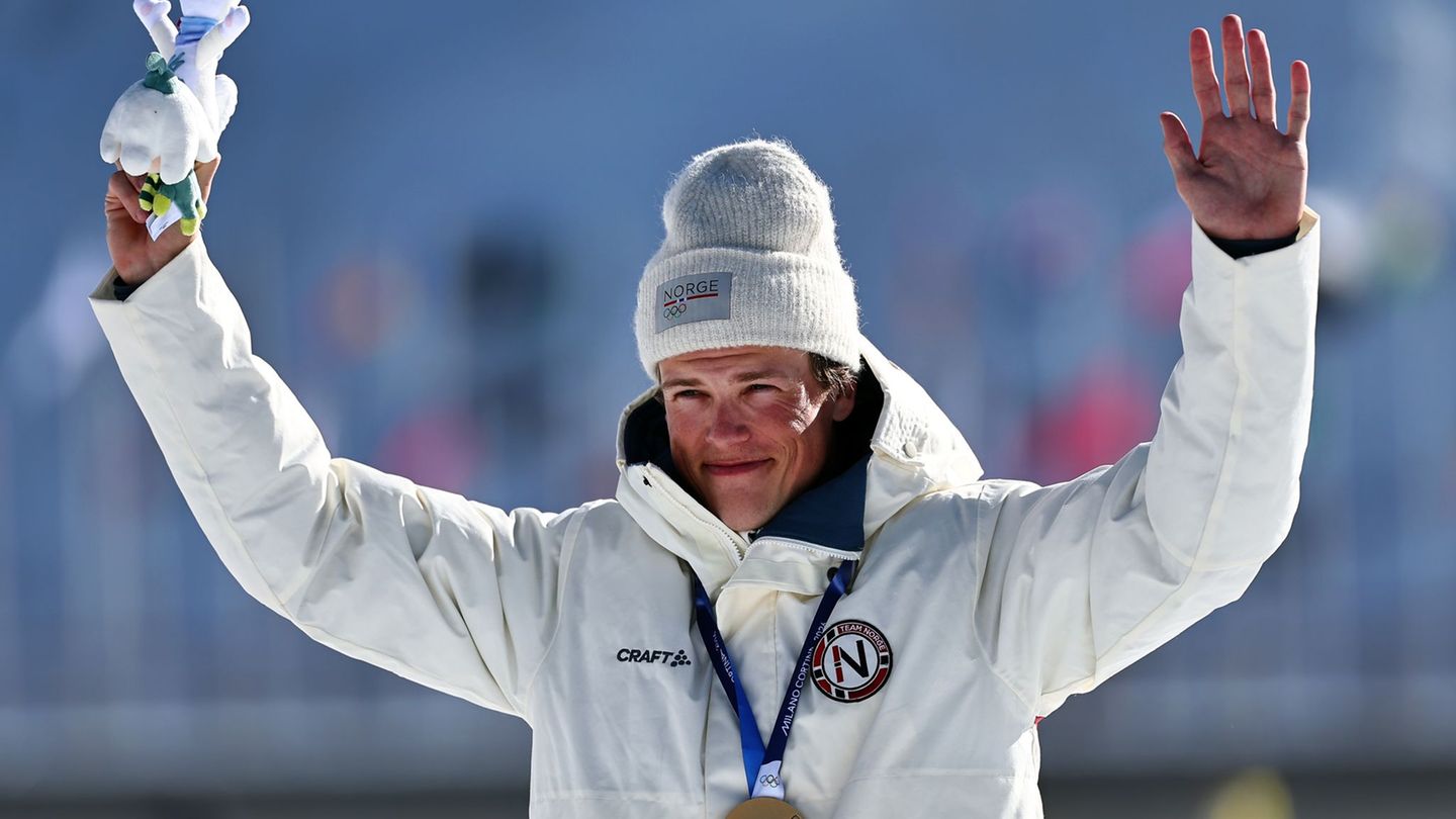 Das ist sie: Johannes Hoesflot Klaebo freut sich über seine achte Olympia-Goldmedaille. Foto: Daniel Karmann/dpa