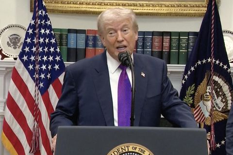 Donald Trump gibt eine Pressekonferenz.