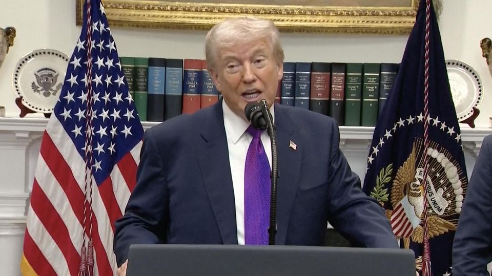 Donald Trump gibt eine Pressekonferenz.