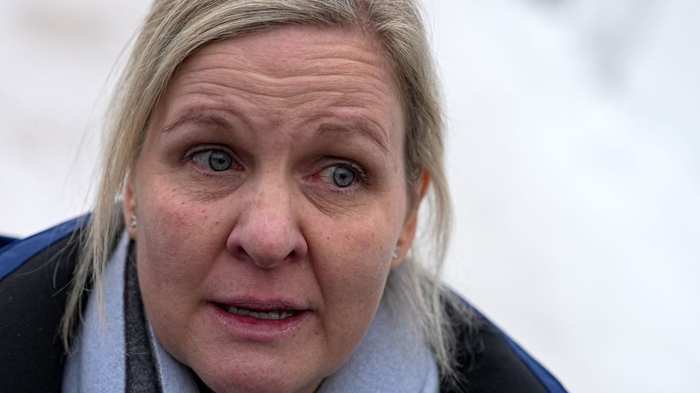 IOC-Präsidentin Kirsty Coventry zeigte sich nach dem Ausschluss des Ukrainers Heraskewytsch emotional. Foto: Fatima Shbair/AP/dp