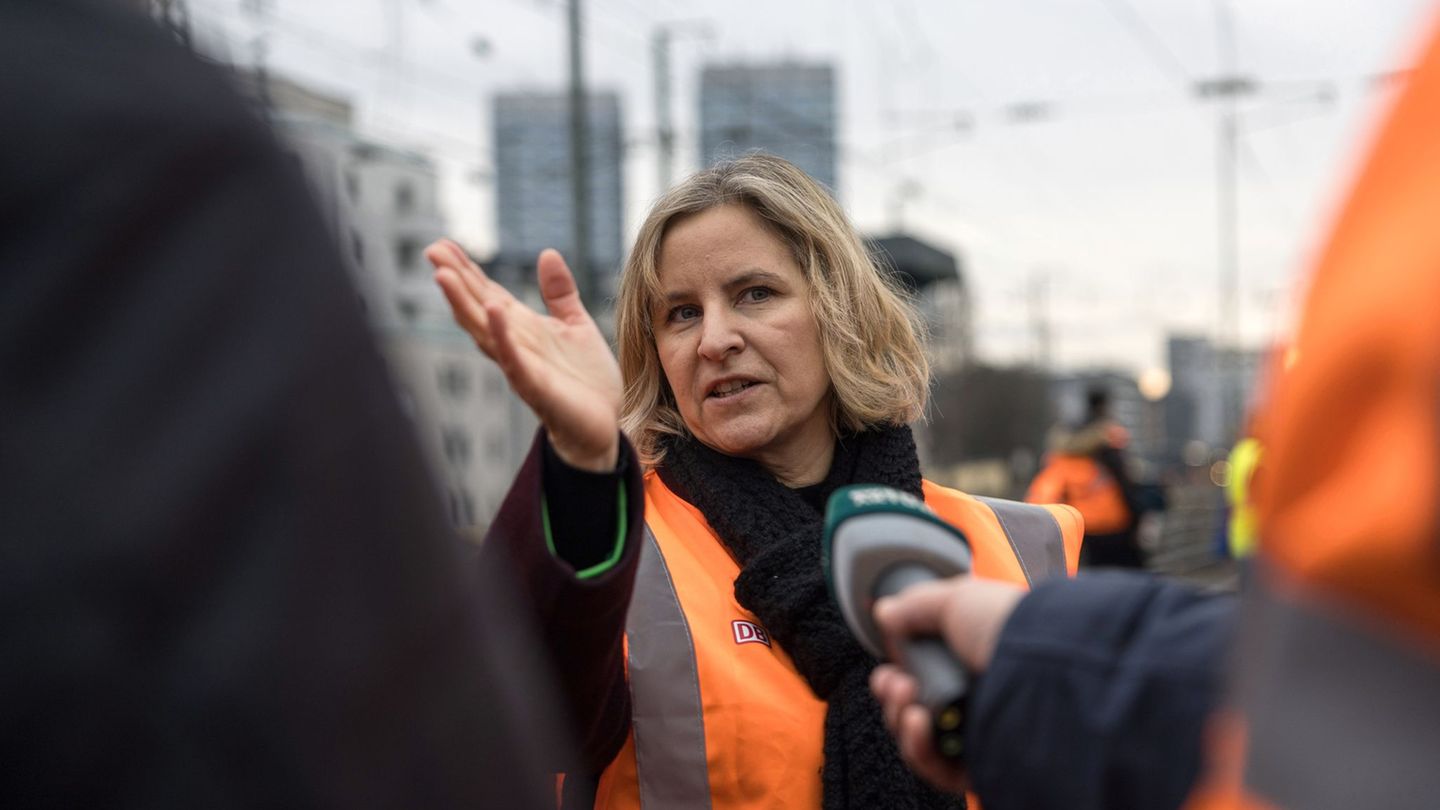 Der Bahn-Gipfel in Berlin habe die richtigen Weichen gestellt, erklärt Mobilitätsministerin Katrin Eder (Grüne). (Archivbild) Fo