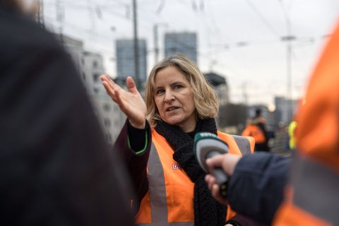 Der Bahn-Gipfel in Berlin habe die richtigen Weichen gestellt, erklärt Mobilitätsministerin Katrin Eder (Grüne). (Archivbild) Fo