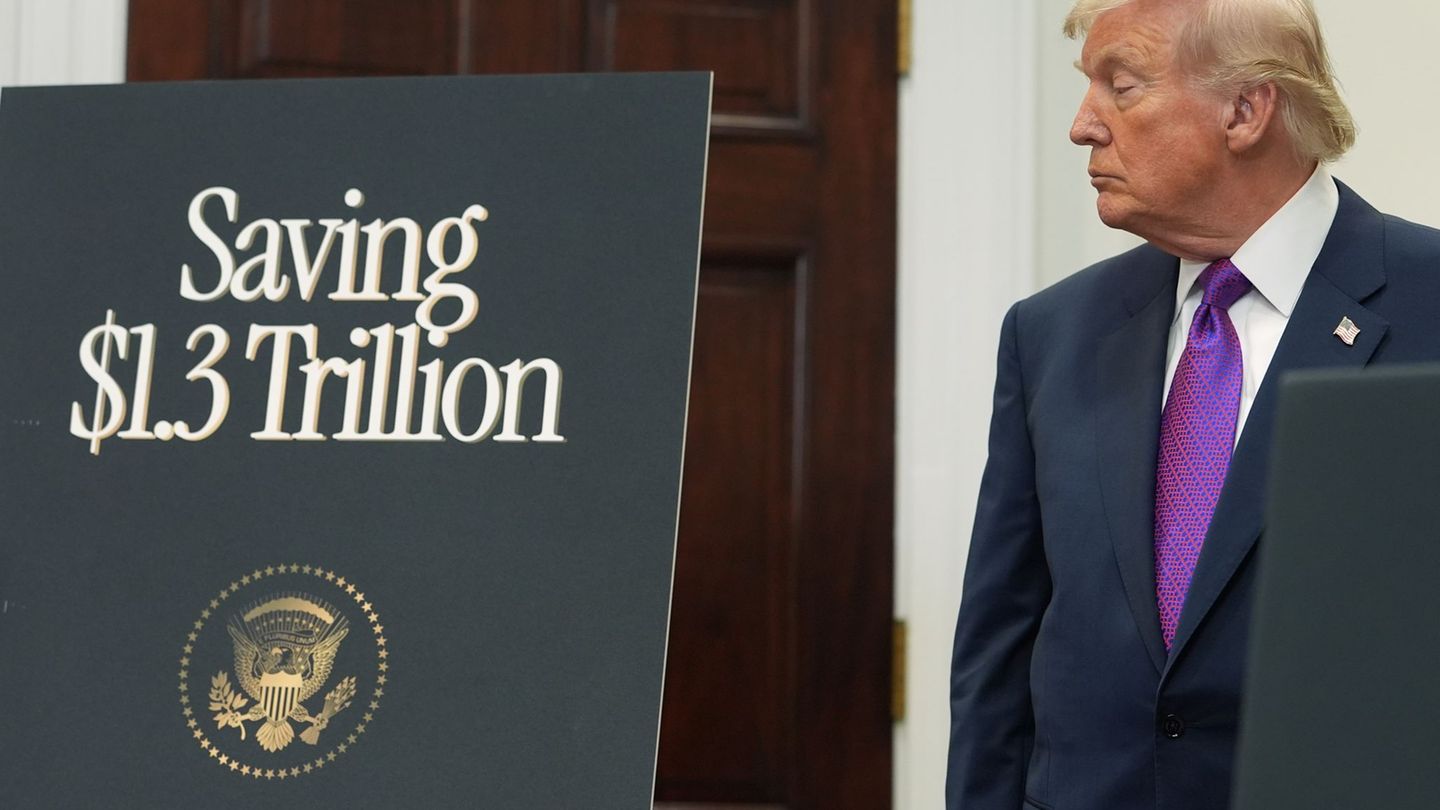 Trump verspricht sich große Einsparungen durch seinen Anti-Klima-Kurs. Foto: Evan Vucci/AP/dpa