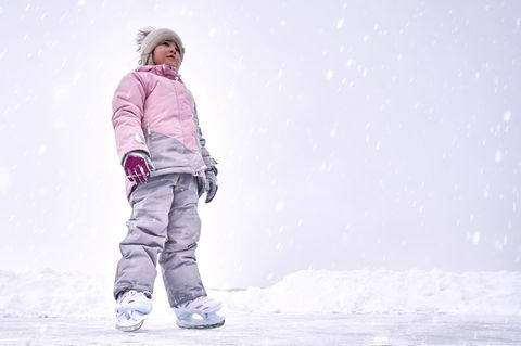 Eiskunstlaufen: Ein Kind steht in Schlittschuhen auf dem Eis