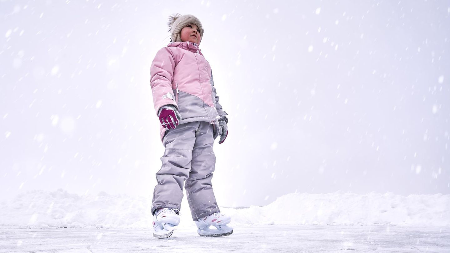 Eiskunstlaufen: Ein Kind steht in Schlittschuhen auf dem Eis