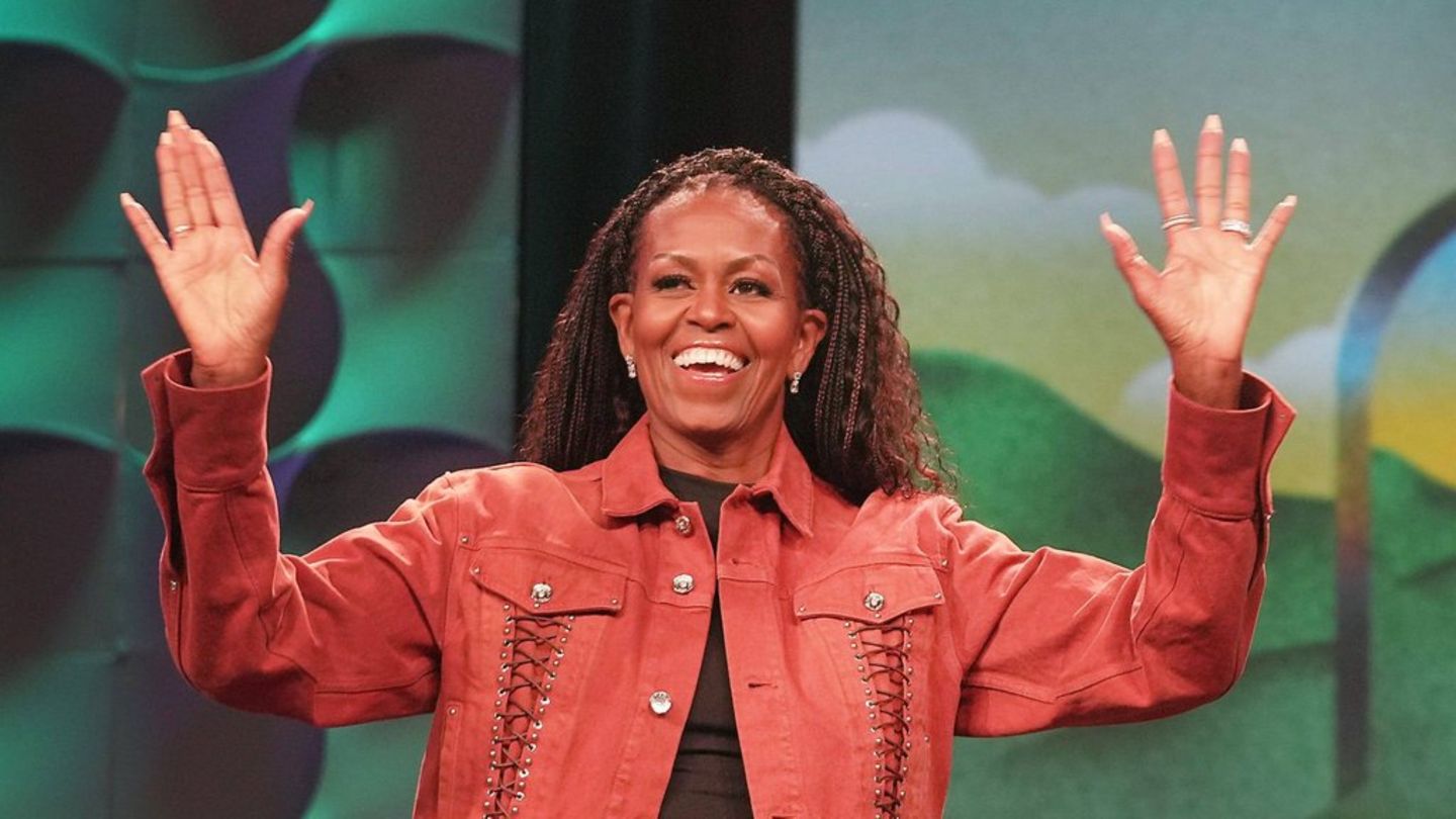 Bei einer Veranstaltung im Mai 2025 trägt Michelle Obama noch je einen Ohrring pro Seite. Nun hat sie sich zehn weitere Pierci