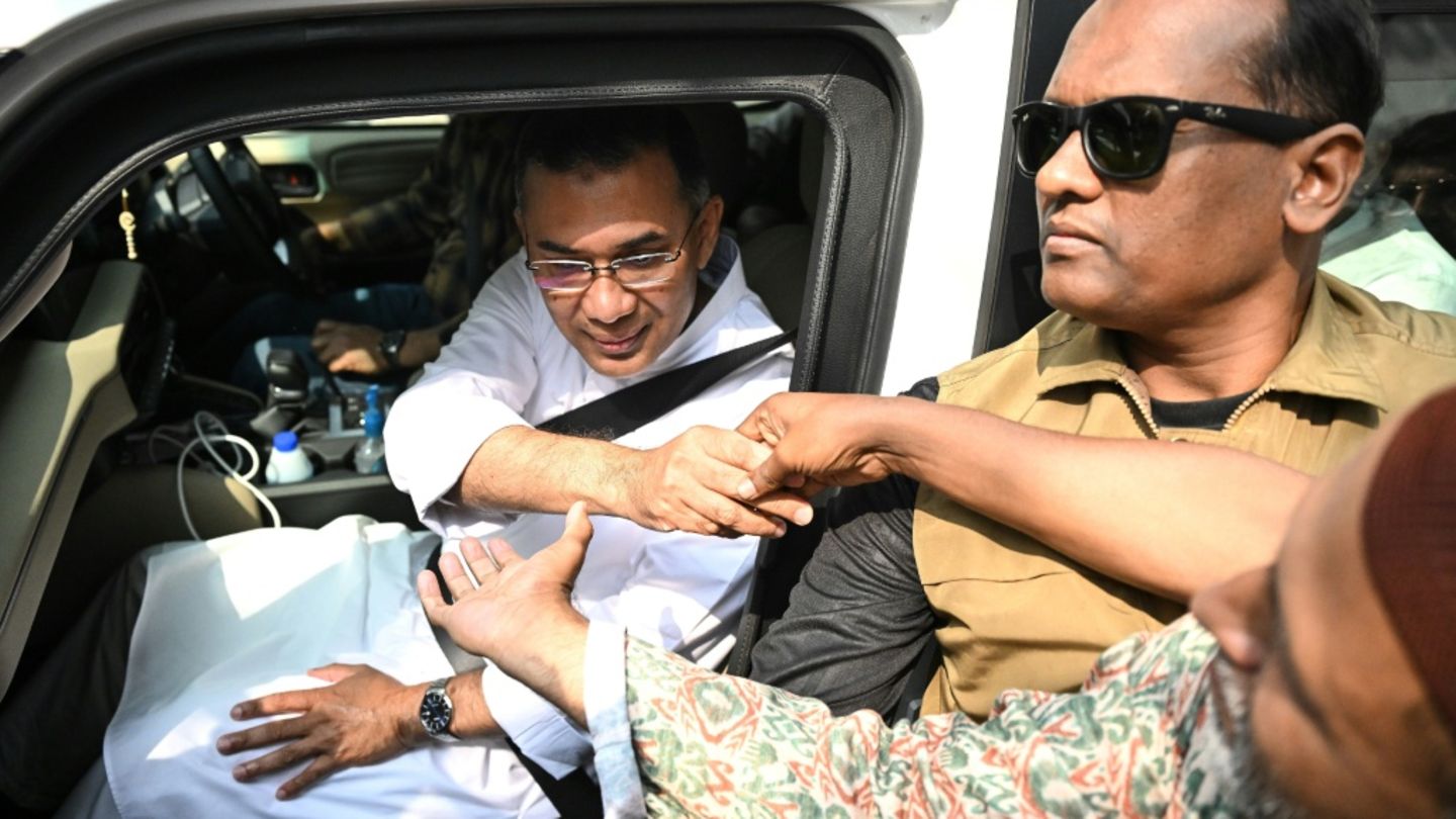 Anhänger gratulieren Wahlgewinner Rahman