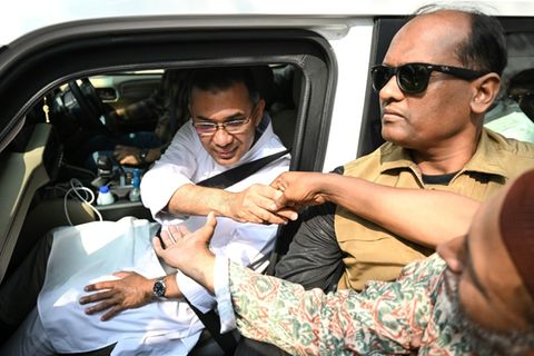 Anhänger gratulieren Wahlgewinner Rahman