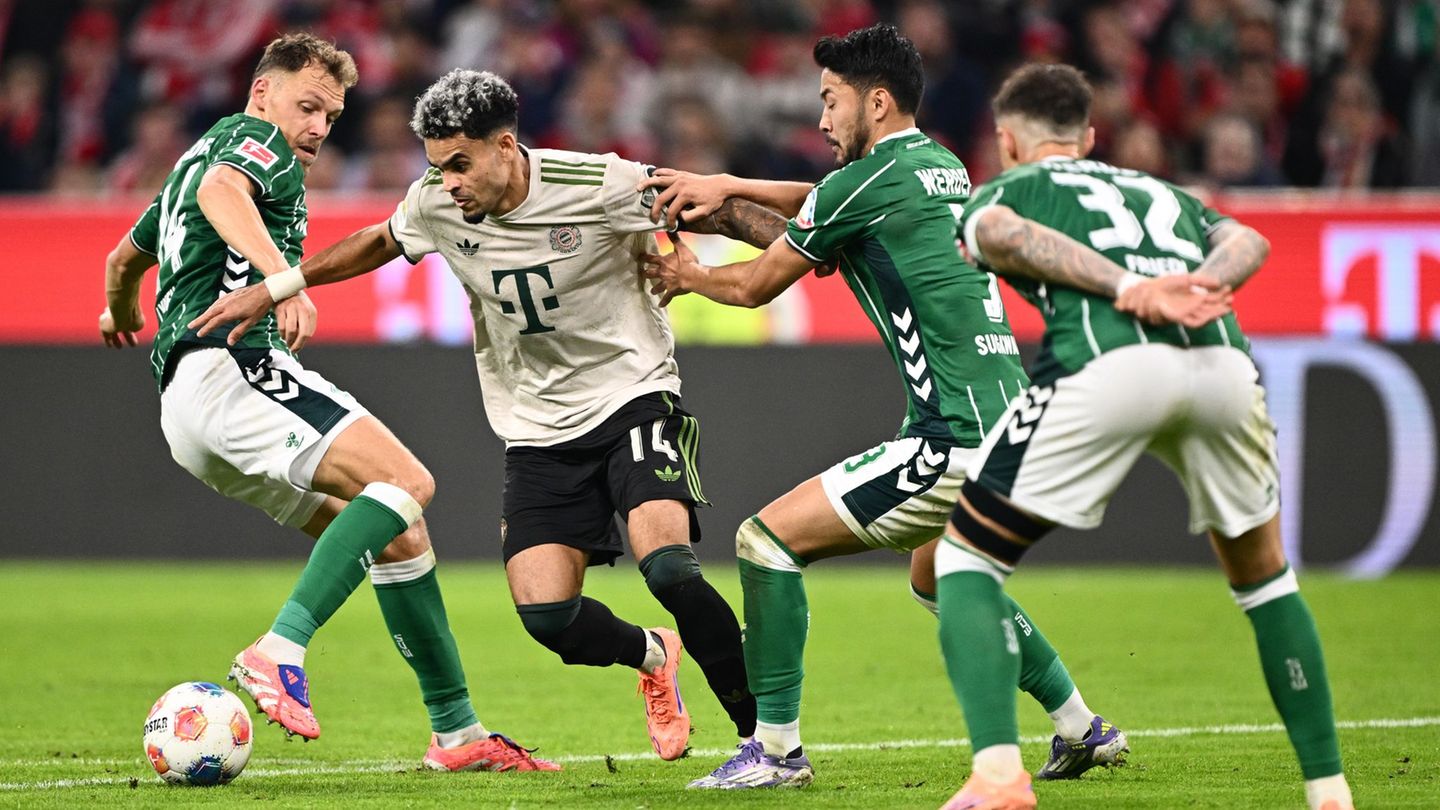 Jagd auf die Bayern? Die Werder-Spieler Senne Lynen (l) und Yukinari Sugawara bedrängen den Münchner Profi Luis Diaz. Foto: Harr