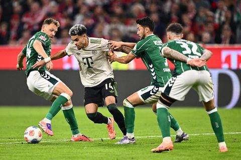 Jagd auf die Bayern? Die Werder-Spieler Senne Lynen (l) und Yukinari Sugawara bedrängen den Münchner Profi Luis Diaz. Foto: Harr