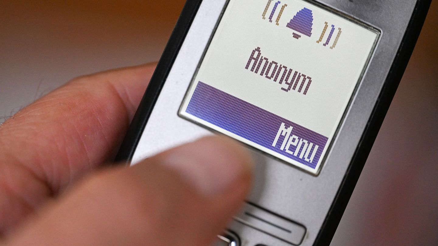 Bei einer Frau in Mittelhessen rief ein angeblicher Polizist an. (Symbolbild) Foto: Bernd Weißbrod/dpa