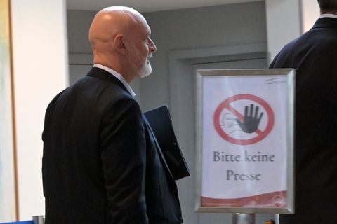 Es dringt nicht viel heraus aus dem Verhandlungssaal, hier dbb-Chef Volker Geyer im Potsdamer Hotelfoyer. Foto: Michael Bahlo/dp