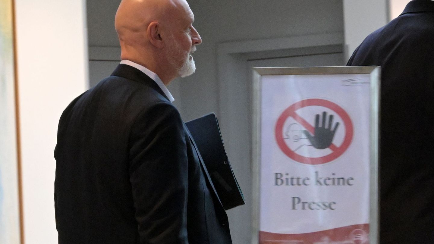 Es dringt nicht viel heraus aus dem Verhandlungssaal, hier dbb-Chef Volker Geyer im Potsdamer Hotelfoyer. Foto: Michael Bahlo/dp